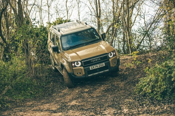 Плюсове: як външен вид, страхотна репутация за надеждност, кормилното управление е леко и сравнително прецизно

Минуси - не е толкова рафиниран на пътя, шест цилиндъра биха били по-плавни, скъп е

Друга икона, която в исторически план се превръща в "работния кон" на австралийската пустош. Място, където автомобилът няма право да се развали. Малко коли предлагат същата универсалност - става и за пазаруване в хипермаркета, и за приключение в пустинята.

За теглене, газене и шофиране през наистина кофти терен, Toyota Land Cruiser има много висок резултат. Версиите с базови спецификации са сравнително достъпни. Автомобилите с най-висока спецификация предлагат пълни списъци с оборудване и места за до седем души.

Може да има сложно окачване, но не очаквайте да се вози и да се държи като монококов SUV от Audi или Mercedes-Benz. Това е различен звяр: по-малко подходящ на магистралата, но на всички други места доказва своята репутация на надеждност. Иначе казано - няма чупене!